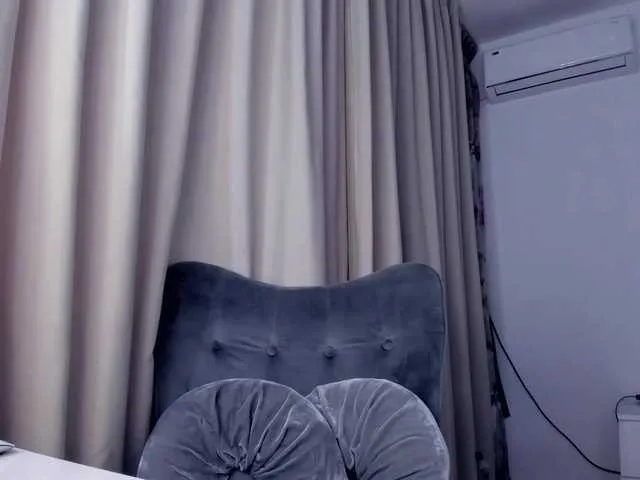 Live sex webcam photo for jessykm123 #273360415