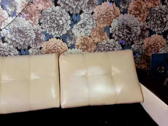 Live sex webcam photo for karina-cocks #275683242