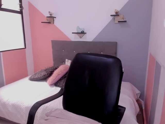 Live sex webcam photo for karinahotson1 #272045549