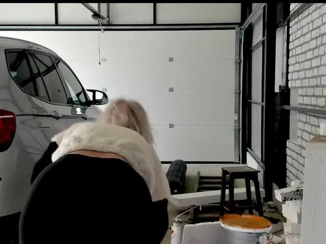 Live sex webcam photo for karo131324 #275461660