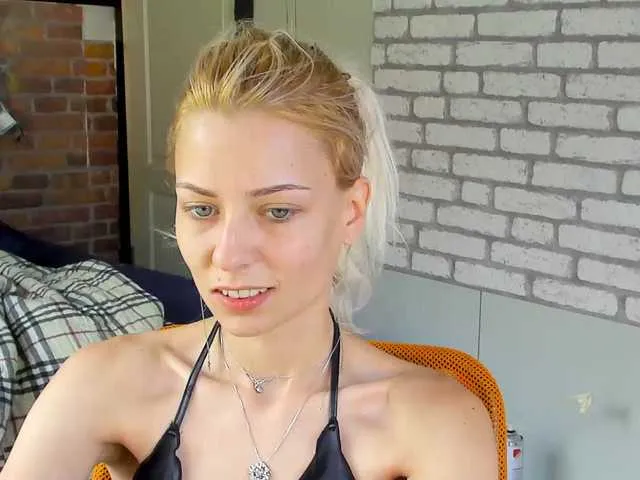 Live sex webcam photo for karo131324 #275689102