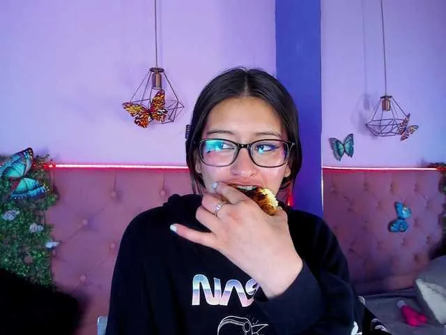 Live sex webcam photo for katnisslovee #290772360