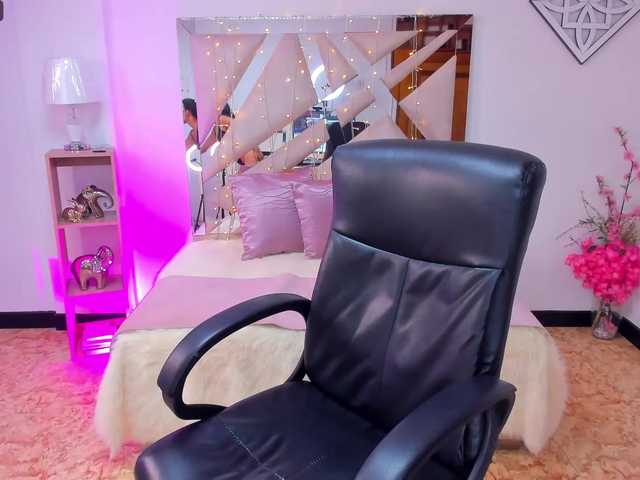 Live sex webcam photo for kattaleyaa1 #275587625