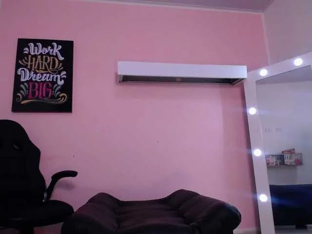 Live sex webcam photo for katte-lander5 #273478441