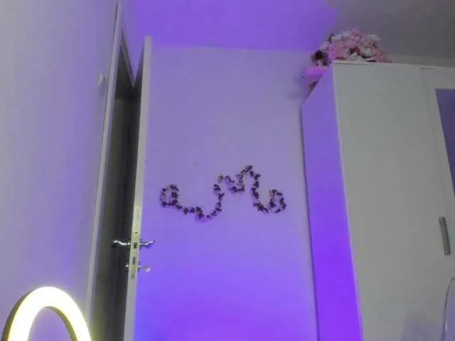 Live sex webcam photo for kaylalaine1 #291938237