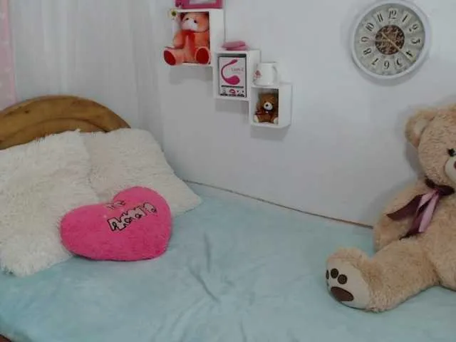 Live sex webcam photo for kendall-jenn #273352181