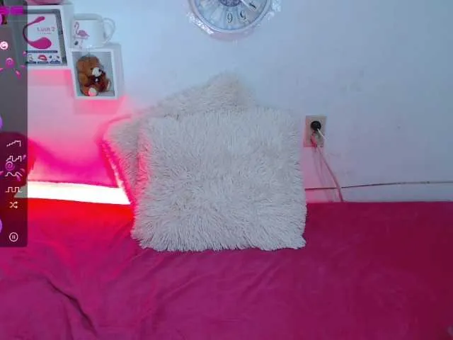 Live sex webcam photo for kendall-jenn #273619004