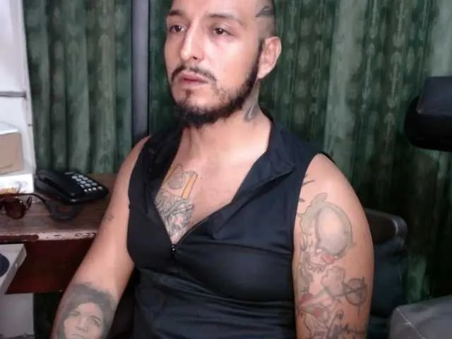 Live sex webcam photo for kenllyhot #275712161