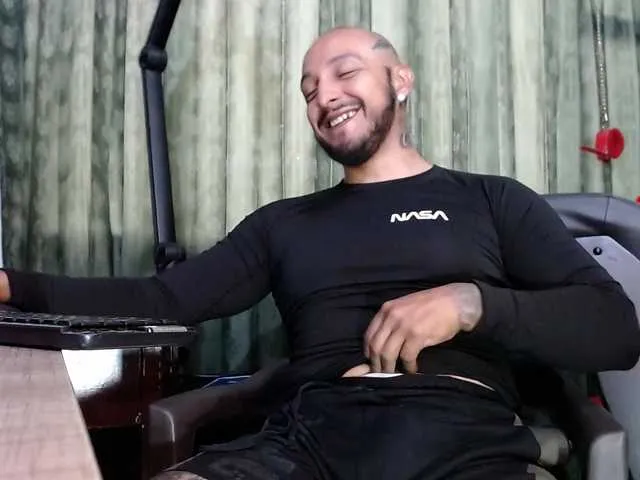 Live sex webcam photo for kenllyhot #275870827