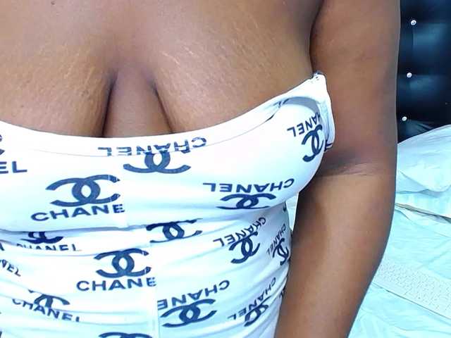 Live sex webcam photo for kiara-evanss #277505868