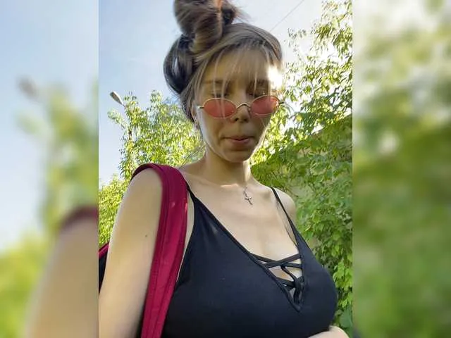 Live sex webcam photo for kika-Co #274441430