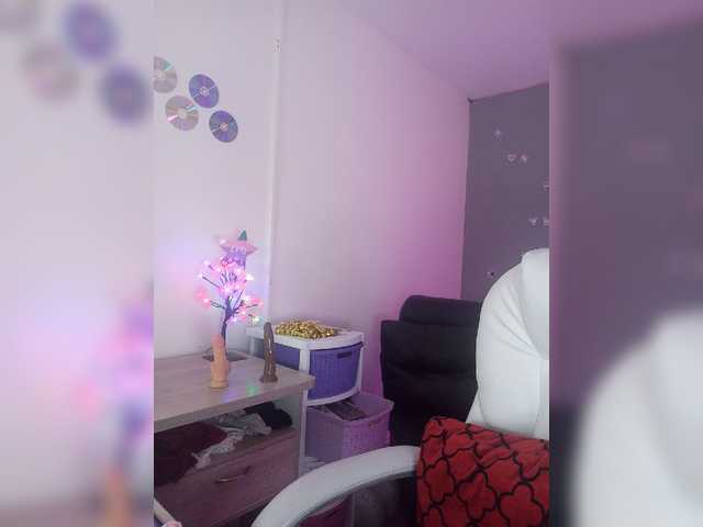 Live sex webcam photo for kim-edwards #278205720