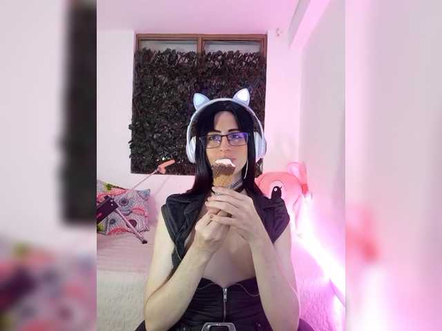 Live sex webcam photo for kim-edwards #290857773