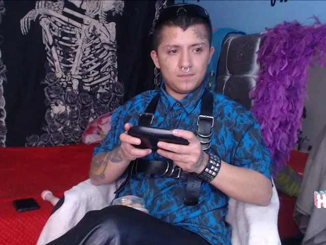 Live sex webcam photo for kingkevint2m #277401745