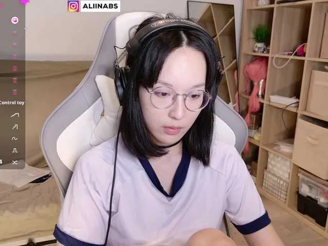 Live sex webcam photo for kisik258 #290693563