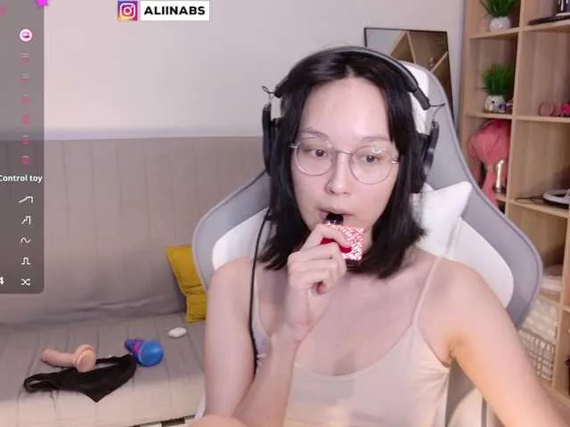 Live sex webcam photo for kisik258 #290756250