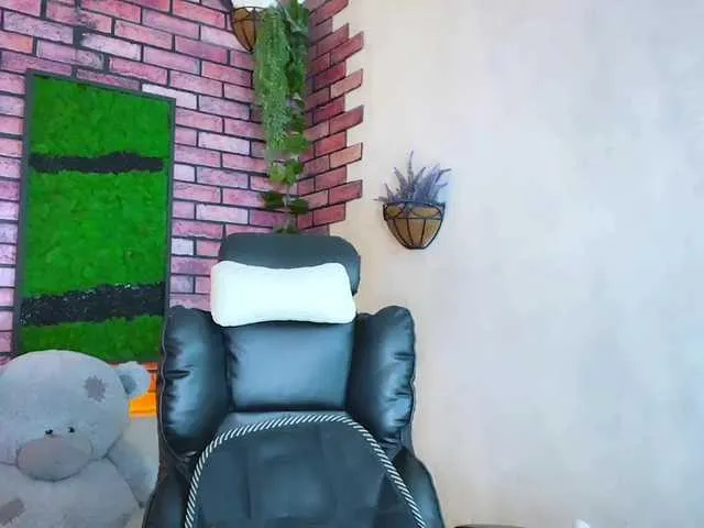 Live sex webcam photo for kisskissssss #290940913