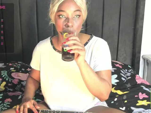 Live sex webcam photo for kylieboobs24 #290433112