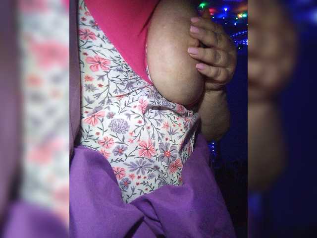 Live sex webcam photo for lady-Nicol #277800396