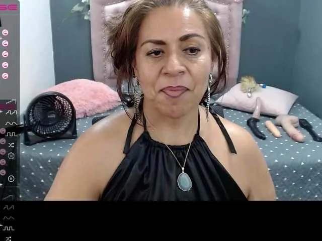 Live sex webcam photo for lalisha-96 #275716452