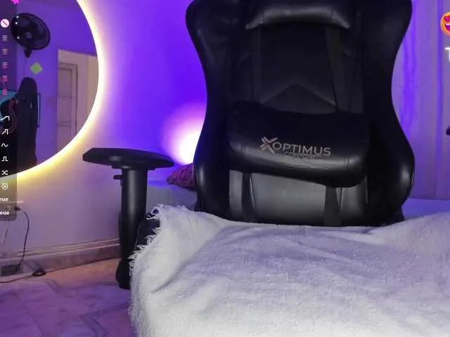 Live sex webcam photo for laura-hills18 #290555899