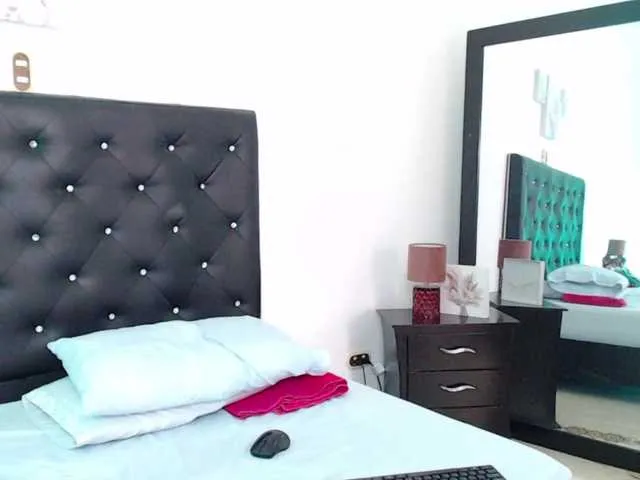 Live sex webcam photo for laurenthotcum #278307940