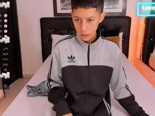 Live sex webcam photo for liam-ledesma #276507753