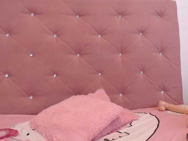 Live sex webcam photo for lillyhot-1 #271975969