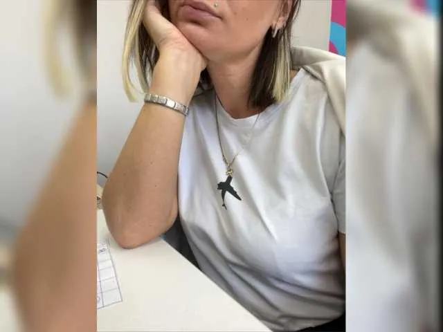 Live sex webcam photo for lilu2408 #276408888