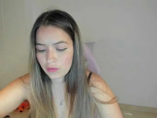 Live sex webcam photo for littleDanni #290680399