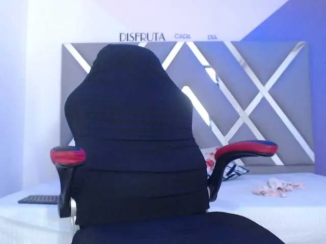 Live sex webcam photo for littledaddyissue- #276313171