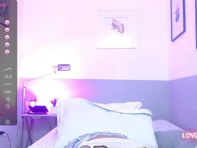 Live sex webcam photo for littleeemiily #276648400