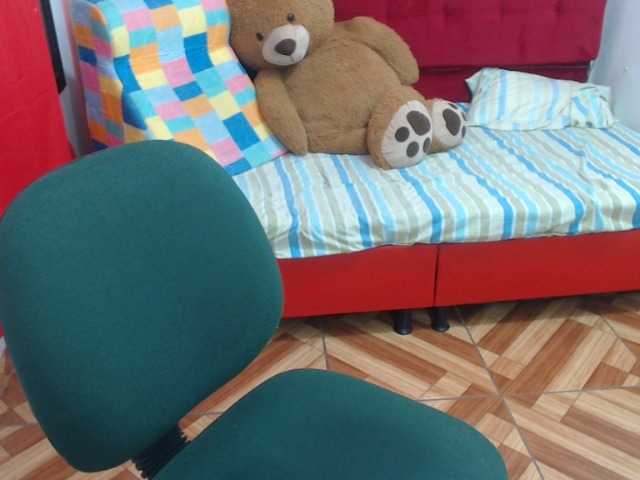 Live sex webcam photo for littlextreme #288041265