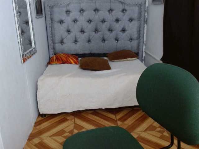 Live sex webcam photo for littlextreme #288041274