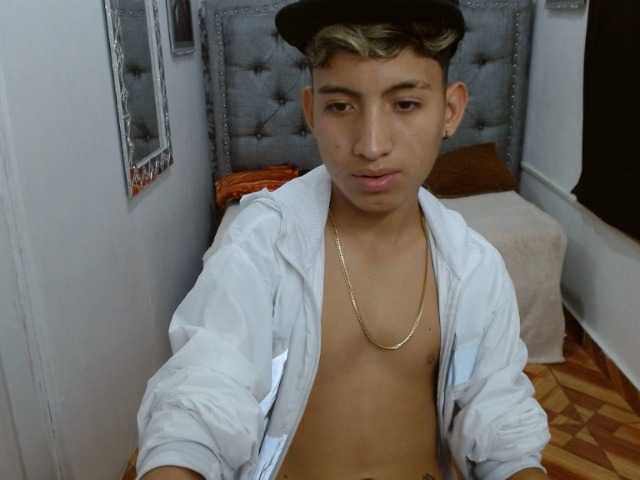 Live sex webcam photo for littlextreme #288041278