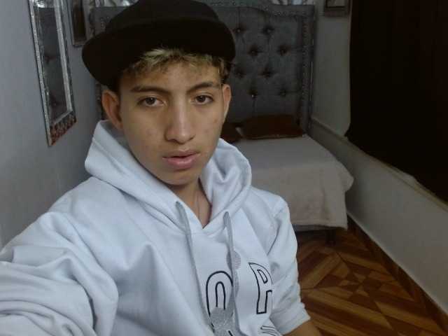 Live sex webcam photo for littlextreme #288041281