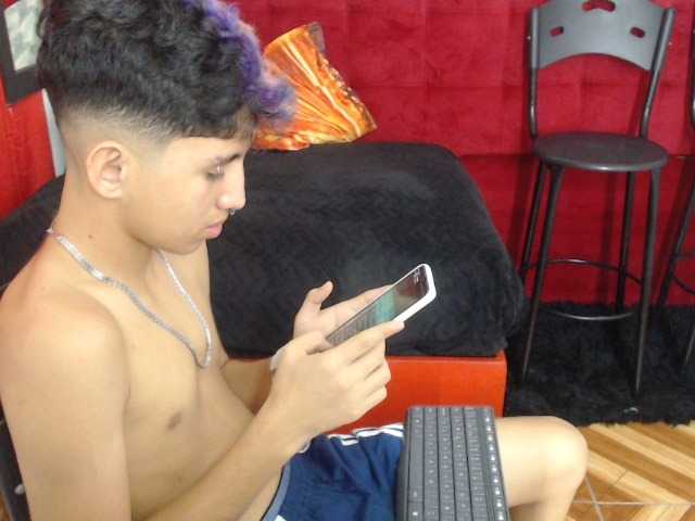 Live sex webcam photo for littlextreme #288041349