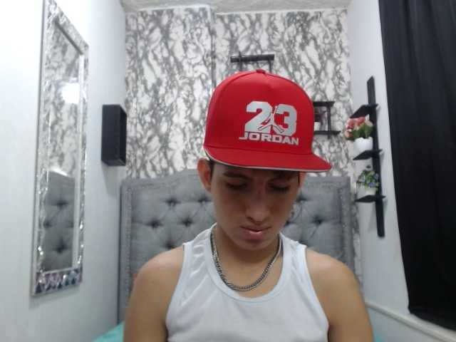 Live sex webcam photo for littlextreme #288041356