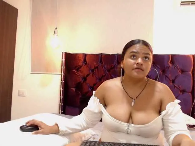 Live sex webcam photo for lluviahot1 #274606500