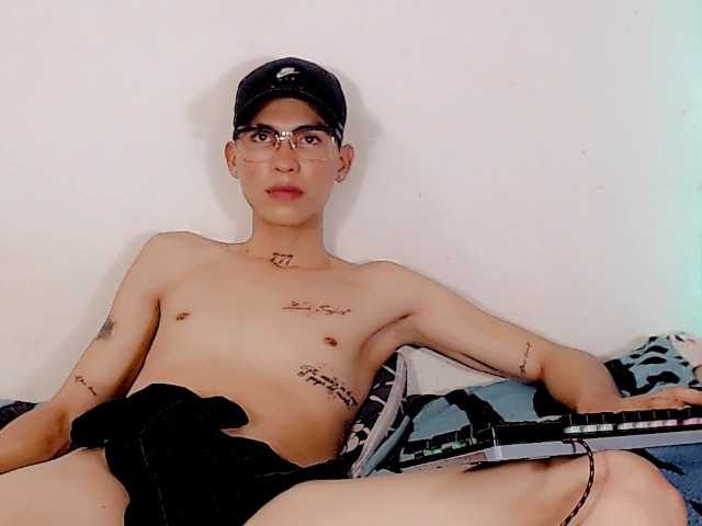 Live sex webcam photo for logandominik #275560042