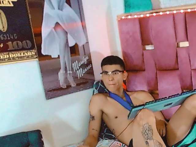 Live sex webcam photo for logandominik #275618348