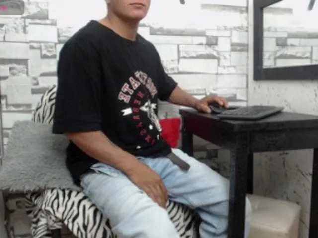 Live sex webcam photo for logannwolf #277806372