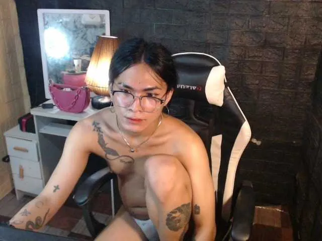 Live sex webcam photo for loisafox18 #290659579