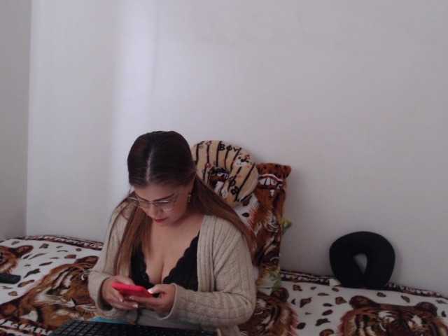 Live sex webcam photo for lucerito-1 #275676596
