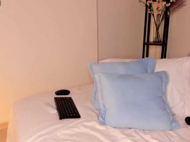 Live sex webcam photo for lucero-evanss #291538631