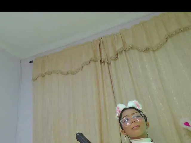 Live sex webcam photo for lucia-lopez19 #274415420