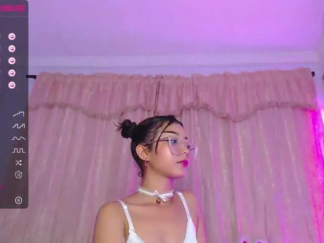 Live sex webcam photo for lucia-lopez19 #274496741