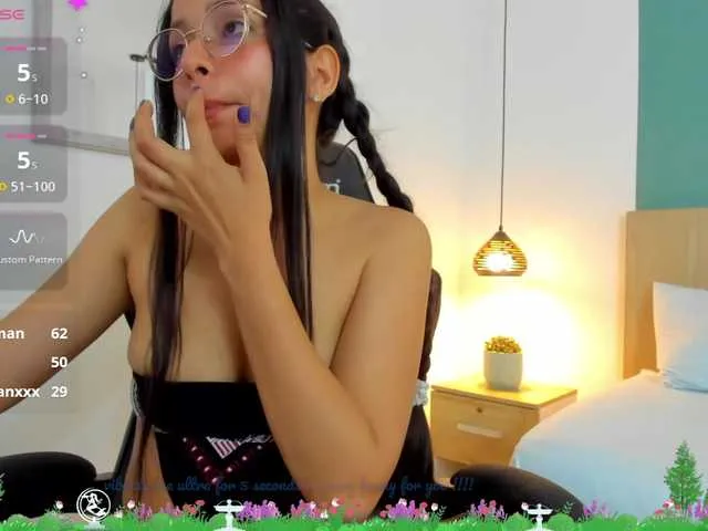 Live sex webcam photo for lucy-blue28 #292396072