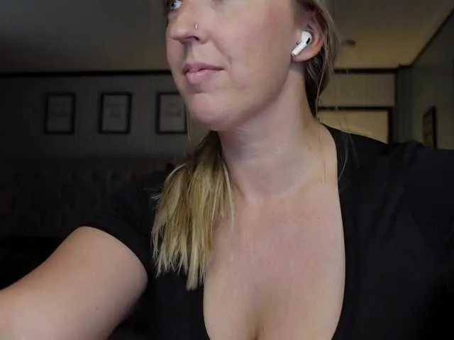 Live sex webcam photo for lucyallen4201 #291643696