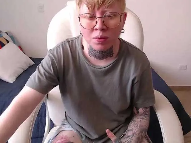 Live sex webcam photo for lukethompsson #275976207